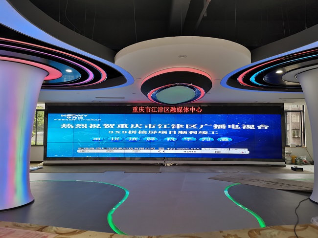 華邦瀛科技 55 寸 1.8mm 液晶拼接屏，為會(huì)議室?guī)砣麦w驗(yàn)