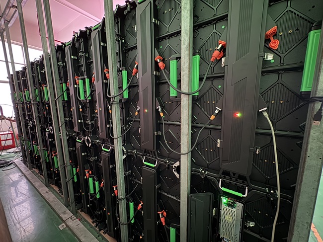 P2.976 LED租賃屏工廠測試實拍-嚴苛質檢流程揭秘 | 華邦瀛